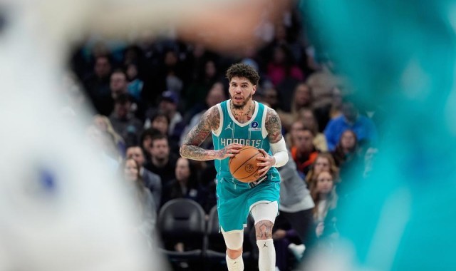 开云在线-18战15胜！黄蜂8人上双大胜独行侠升东部第九 三球15+5+9+5