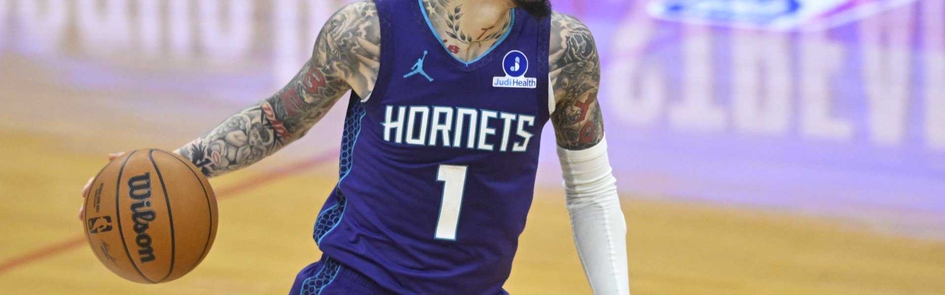 篮筐加了盖！三球半场出战14分钟 10中3仅拿6分&amp;三分5中0