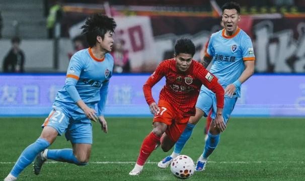重庆铜梁龙、辽宁铁人领跑积分榜，今年中超，轮到申花海港玩“逆袭”？