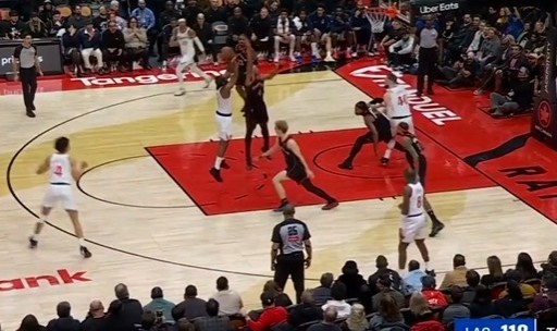 kaiyun sports-登哥硬！哈登单打斯科蒂·巴恩斯 变向突破撤步关键中投领先3分！